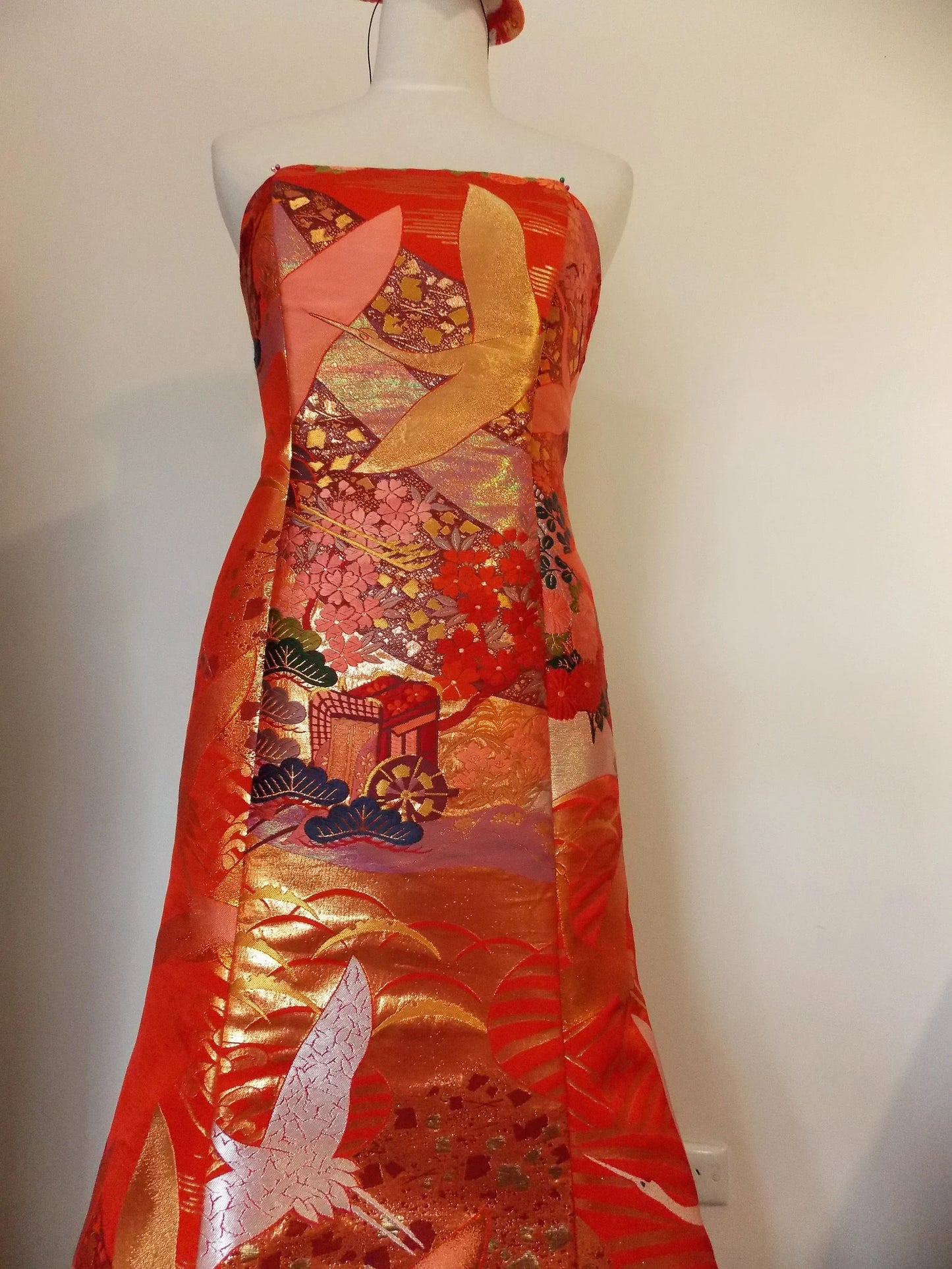 Hochzeitskleid aus Vintage-Braut-KIMONO-Seide, Goldbrokat, Meerjungfrau, Rot, Weiß, Gold, Kranich, Kirschblüte, Abendkleid, Größe US4/AU6, versandfertig