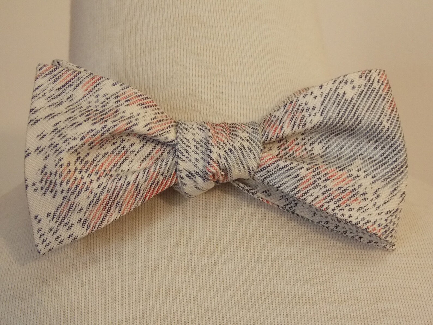 Herren Fliege zum Selbstbinden Vintage KIMONO SHIRO OSHIMA Seide Webmuster Blume weiß rosa grau passt 11 -18 Zoll versandfertig