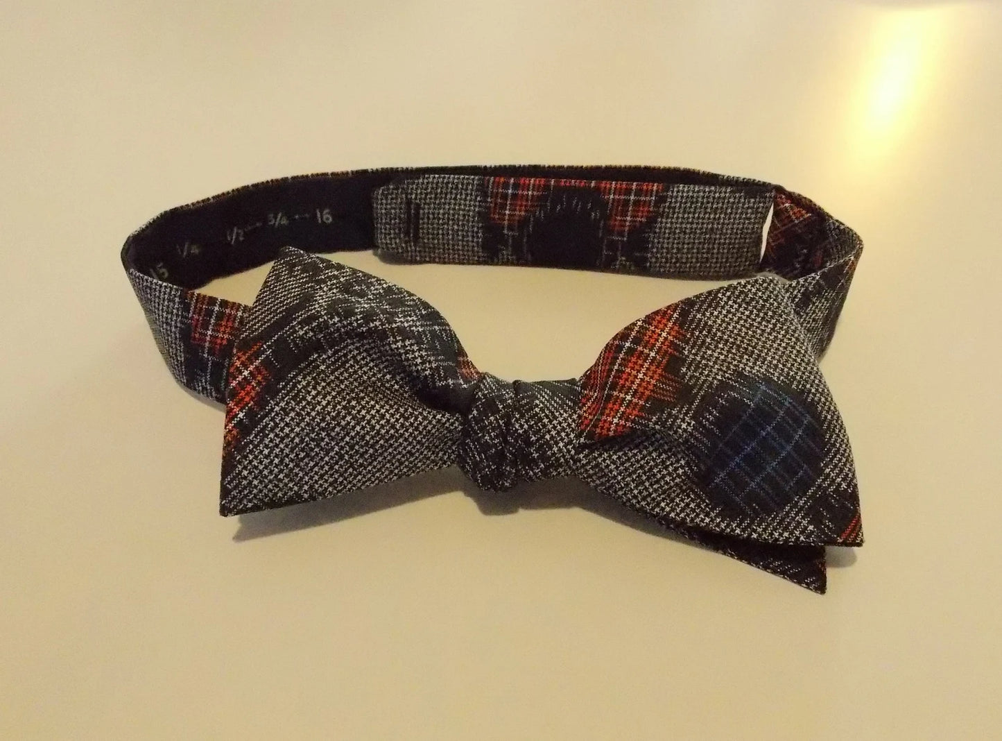 Herren Fliege zum Selbstbinden Vintage KIMONO Seide OSHIMA TSUMUGI karierte Punkte Webmuster grau schwarz orange blau passt 13 -19 Zoll versandfertig