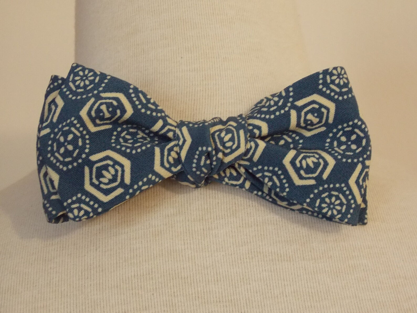 Fliege zum Selbstbinden für Herren, KIMONO-Seidenkrepp, KAMON-Familienwappen-Muster, blau, grau, elfenbeinfarben, passend für 11-18 Zoll, versandfertig