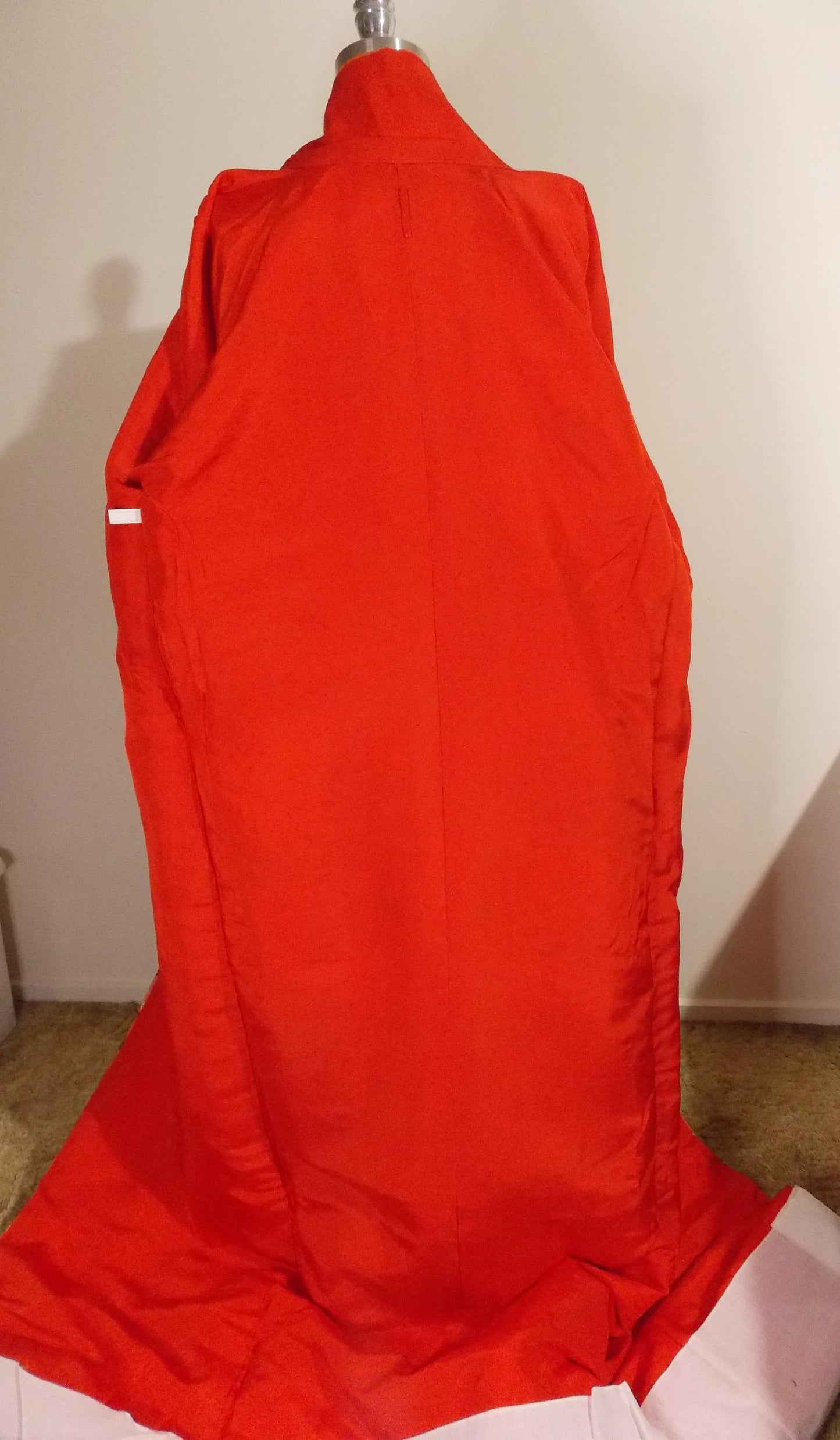 UCHIKAKE Hochzeit Kimono Robe Seide Gold Brokat Pfau Rot Gold Sakura Kirschblüte Chrysantheme Pfingstrose Ahorn Kiefer Größe frei Versandfertig