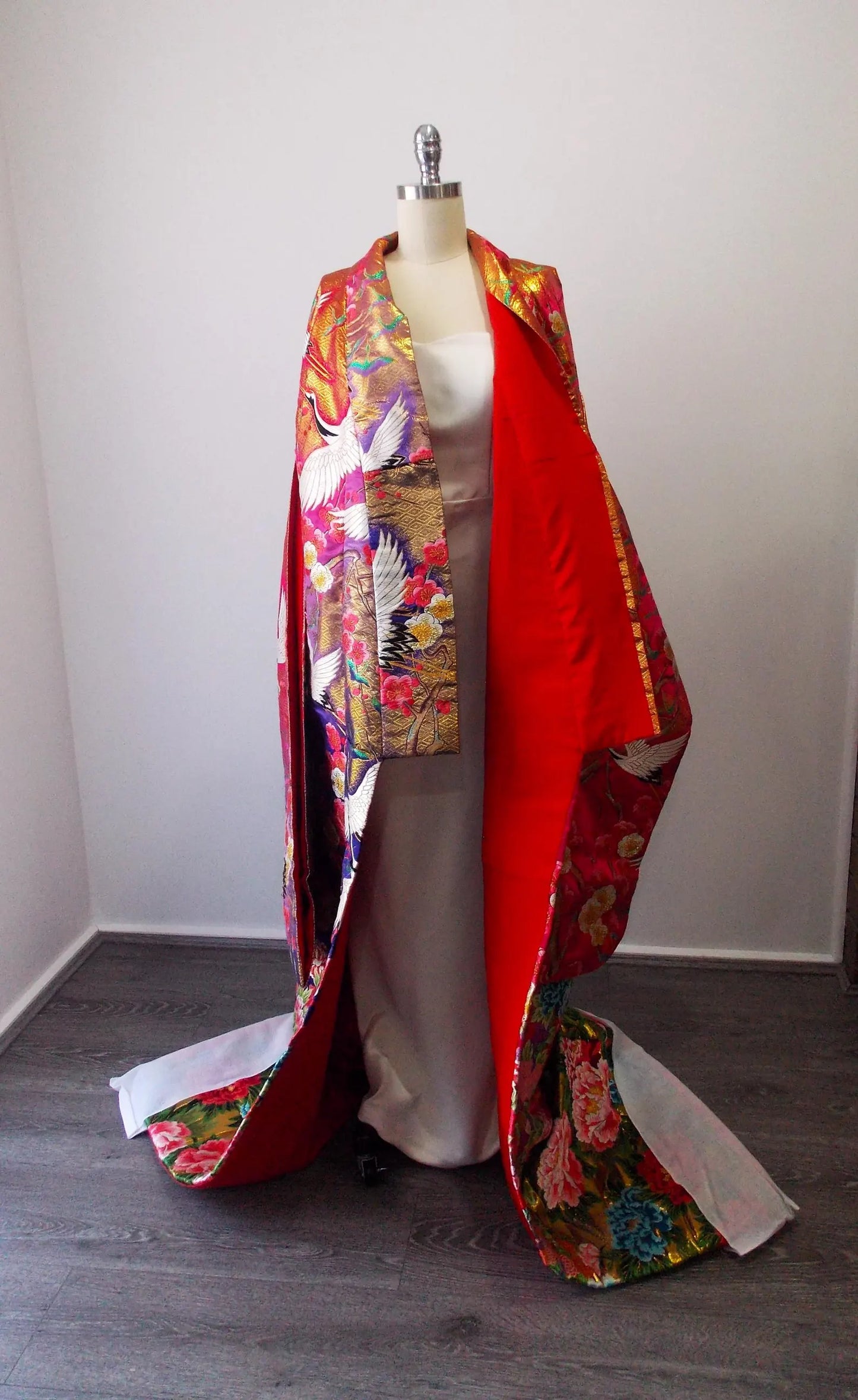 UCHIKAKE Hochzeit Kimono Robe Seide Gold Brokat rosa Fuchsia Lavendel Indigo Gold Abstufung Kranich Pflaumenblüte Pfingstrose Größe frei Versandfertig
